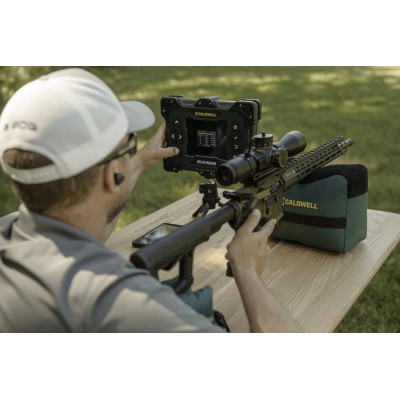 Konstrukce, otočná o 360 stupňů, rozšiřuje palebné pole, aniž by bylo nutné měnit polohu střeleckého stolu.